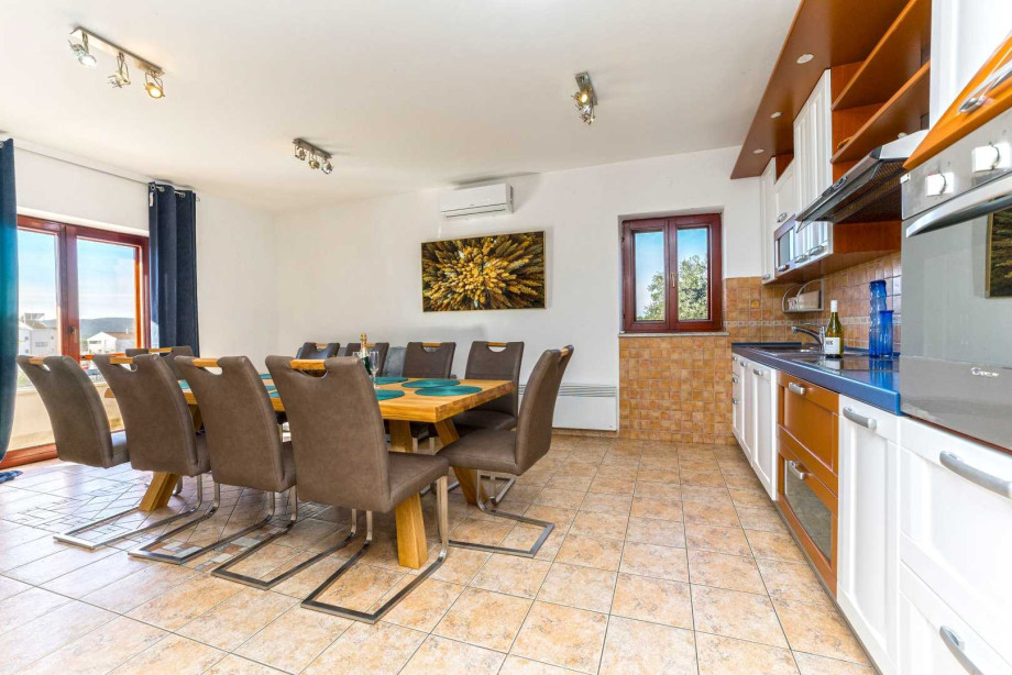 CROWONDER Good Time Holiday Home with Swimming Pool Jacuzzi Gym and Sauna