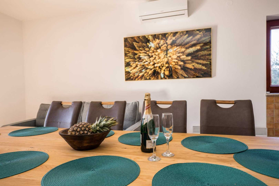 CROWONDER Good Time Holiday Home with Swimming Pool Jacuzzi Gym and Sauna