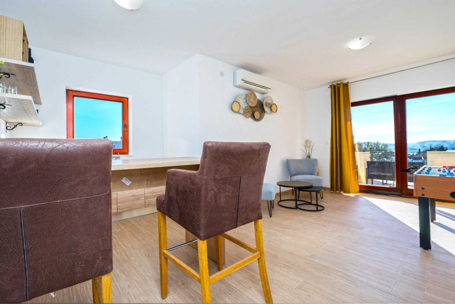 CROWONDER Good Time Holiday Home with Swimming Pool Jacuzzi Gym and Sauna