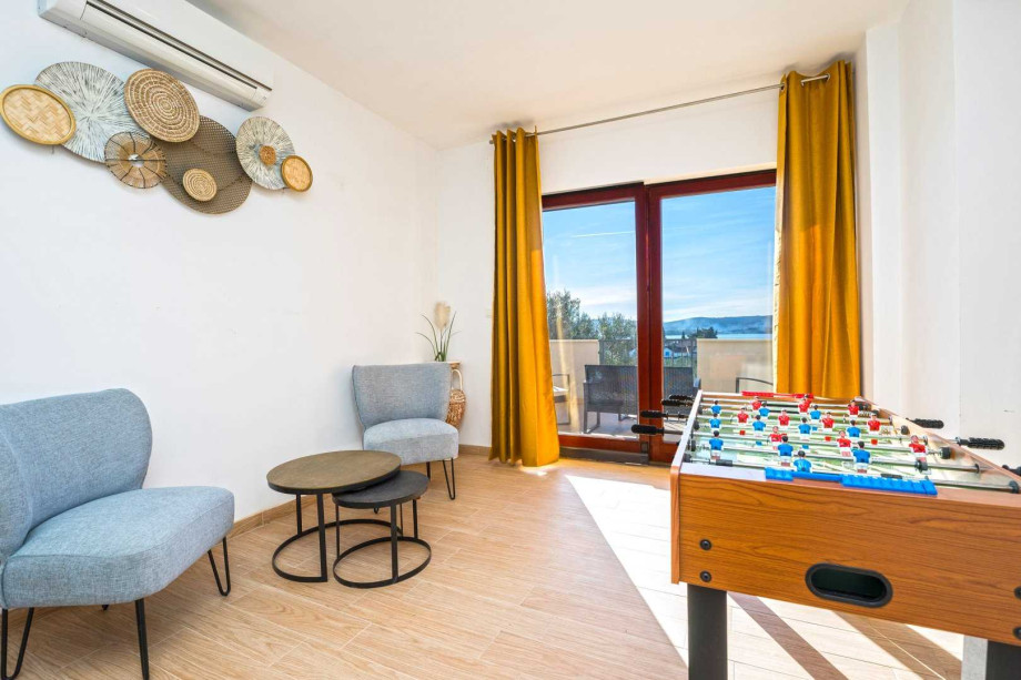 CROWONDER Good Time Holiday Home with Swimming Pool Jacuzzi Gym and Sauna