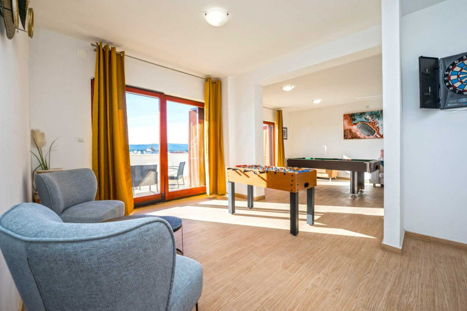 CROWONDER Good Time Holiday Home with Swimming Pool Jacuzzi Gym and Sauna