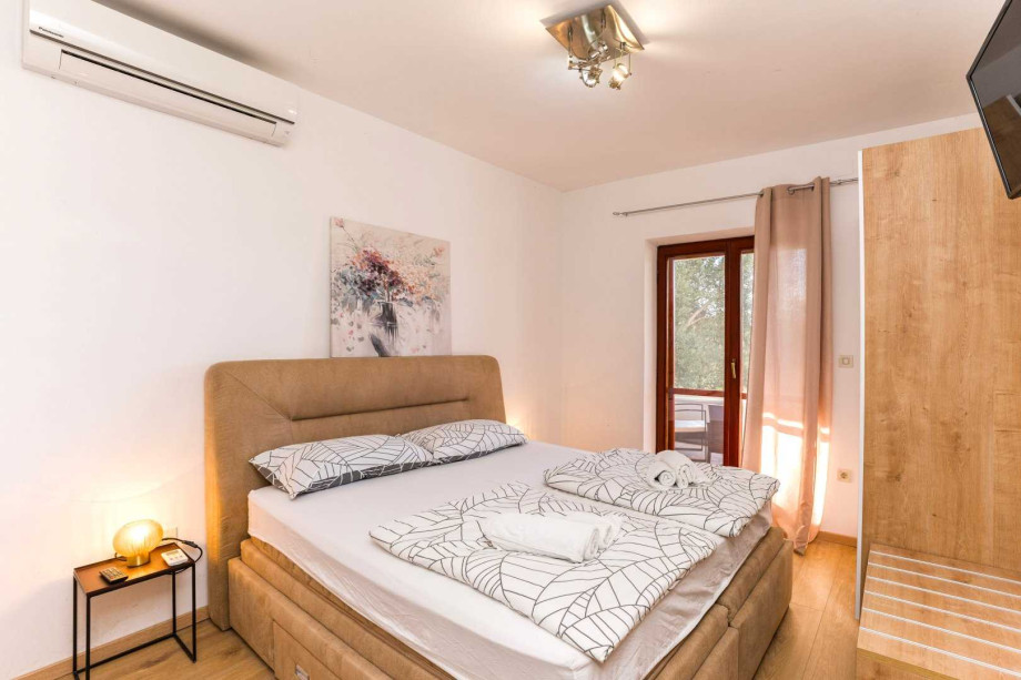 CROWONDER Good Time Holiday Home with Swimming Pool Jacuzzi Gym and Sauna