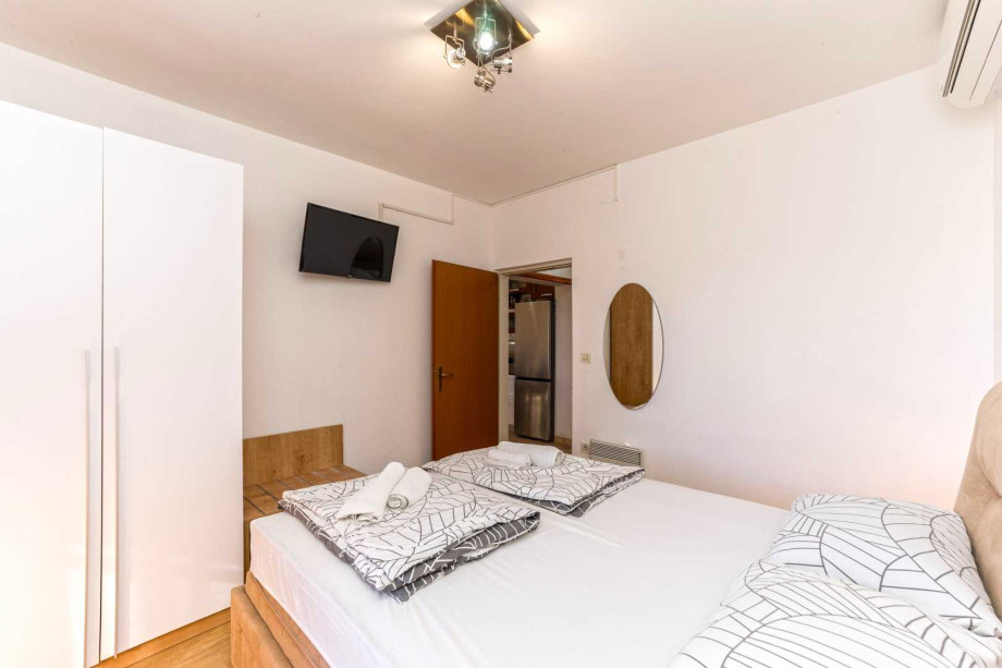 CROWONDER Good Time Holiday Home with Swimming Pool Jacuzzi Gym and Sauna