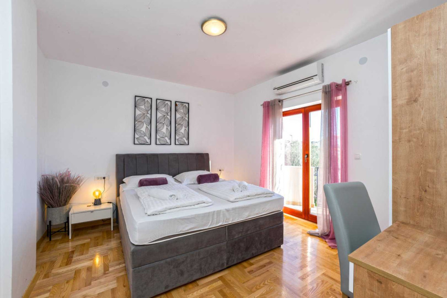 CROWONDER Good Time Holiday Home with Swimming Pool Jacuzzi Gym and Sauna