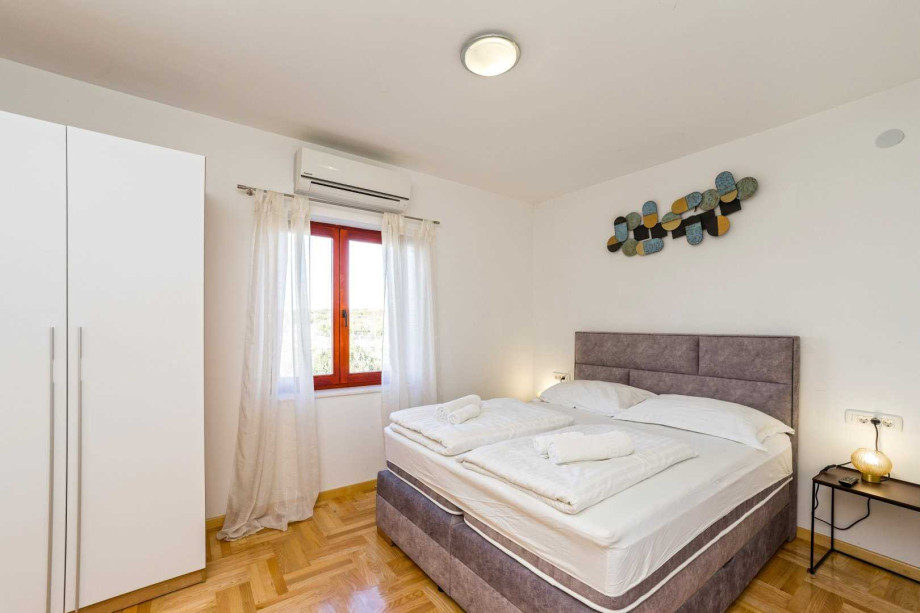 CROWONDER Good Time Holiday Home with Swimming Pool Jacuzzi Gym and Sauna