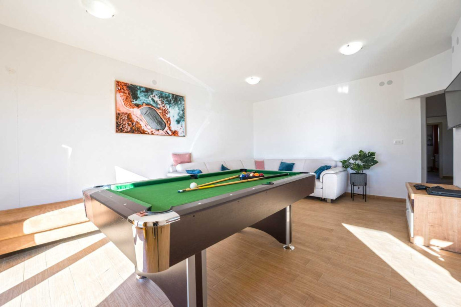 CROWONDER Good Time Holiday Home with Swimming Pool Jacuzzi Gym and Sauna