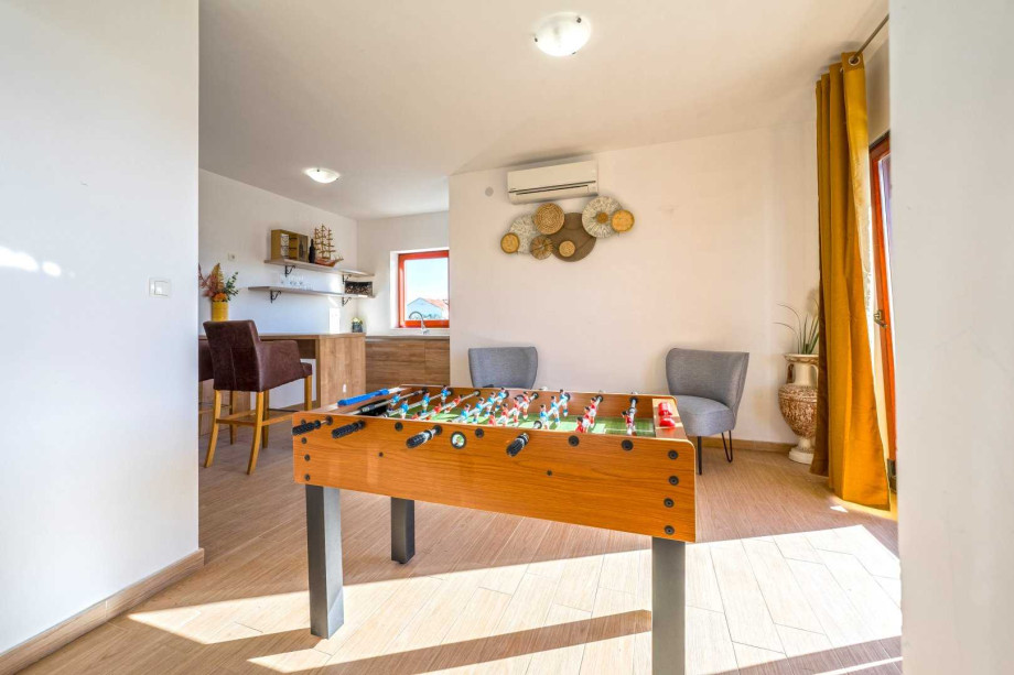 CROWONDER Good Time Holiday Home with Swimming Pool Jacuzzi Gym and Sauna