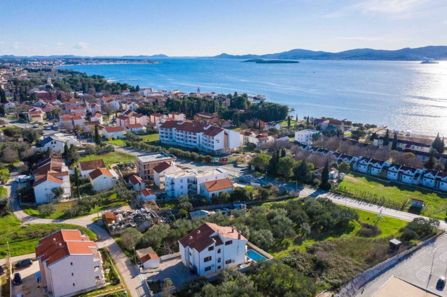 CROWONDER Good Time Holiday Home with Swimming Pool Jacuzzi Gym and Sauna