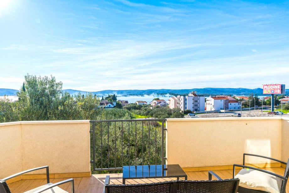 CROWONDER Good Time Holiday Home with Swimming Pool Jacuzzi Gym and Sauna