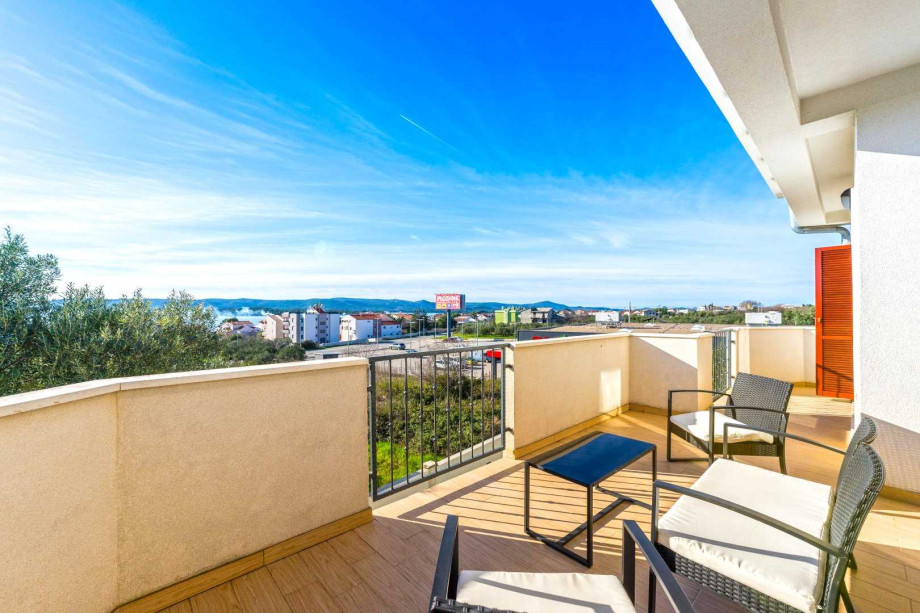 CROWONDER Good Time Holiday Home with Swimming Pool Jacuzzi Gym and Sauna