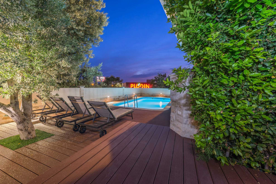 CROWONDER Good Time Holiday Home with Swimming Pool Jacuzzi Gym and Sauna