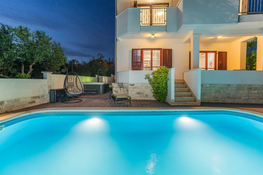 CROWONDER Good Time Holiday Home with Swimming Pool Jacuzzi Gym and Sauna