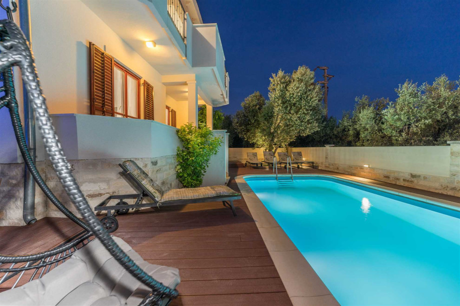 CROWONDER Good Time Holiday Home with Swimming Pool Jacuzzi Gym and Sauna