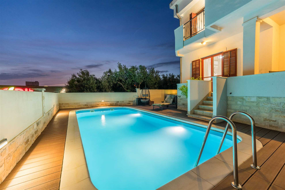 CROWONDER Good Time Holiday Home with Swimming Pool Jacuzzi Gym and Sauna