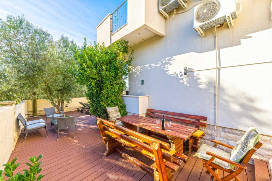 CROWONDER Good Time Holiday Home with Swimming Pool Jacuzzi Gym and Sauna