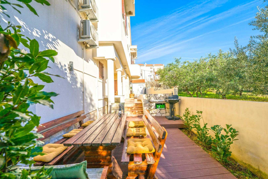 CROWONDER Good Time Holiday Home with Swimming Pool Jacuzzi Gym and Sauna