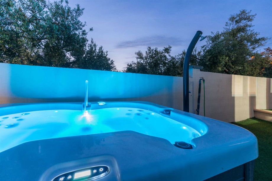 CROWONDER Good Time Holiday Home with Swimming Pool Jacuzzi Gym and Sauna