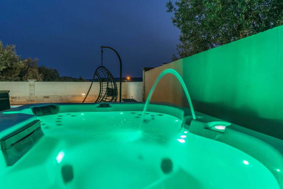 CROWONDER Good Time Holiday Home with Swimming Pool Jacuzzi Gym and Sauna