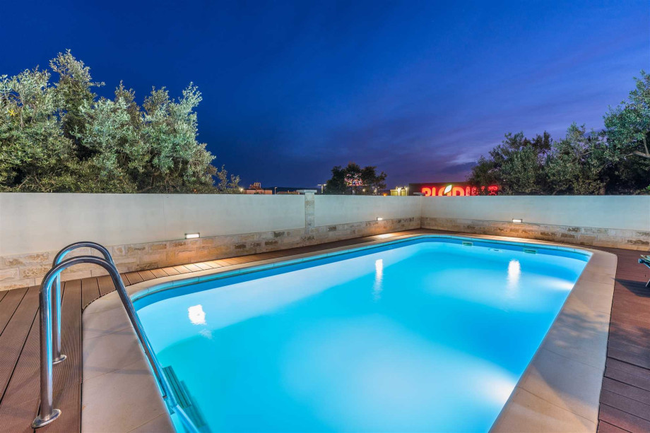 CROWONDER Good Time Holiday Home with Swimming Pool Jacuzzi Gym and Sauna