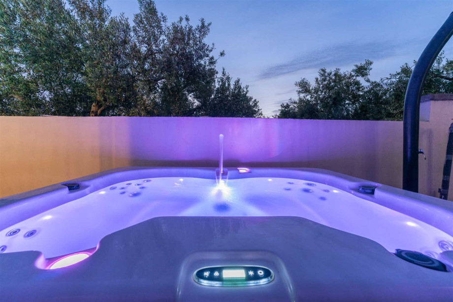 CROWONDER Good Time Holiday Home with Swimming Pool Jacuzzi Gym and Sauna