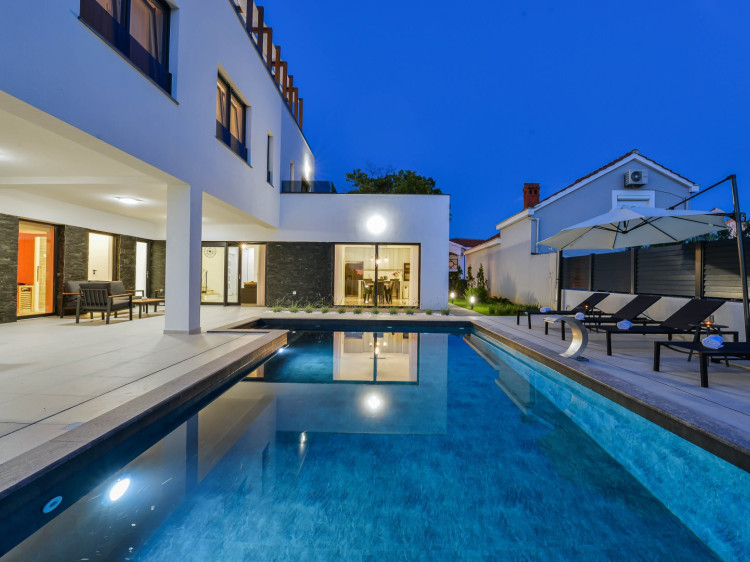 Crowonder Mila Prestige Villa with a Heated Swimming Pool, Sauna and Jacuzzi on the Rooftop