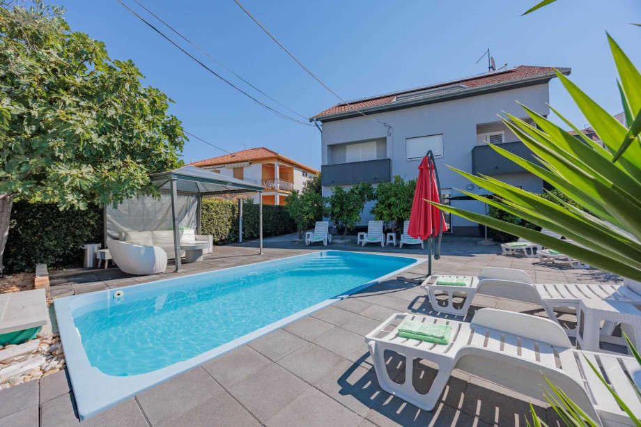 Crowonder Lucky Apartment A1 with Swimming Pool