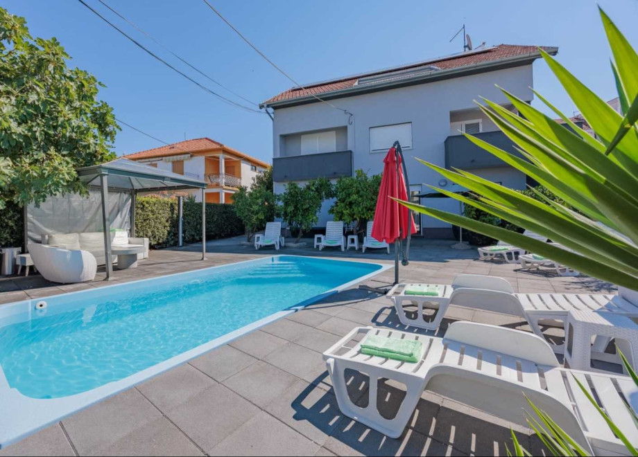 Crowonder Lucky Apartment A2 with Swimming Pool