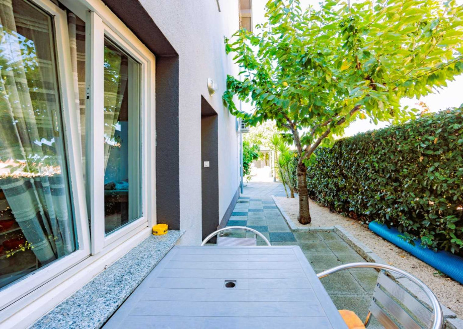 Crowonder Lucky Apartment A2 with Swimming Pool