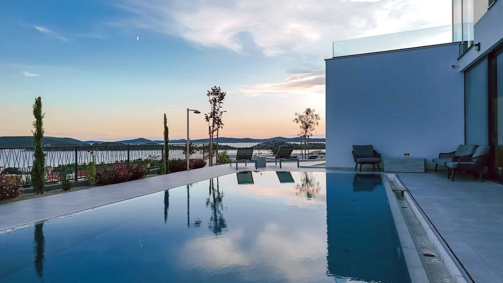 CROWONDER Villa Infinity with heated pool and sea view
