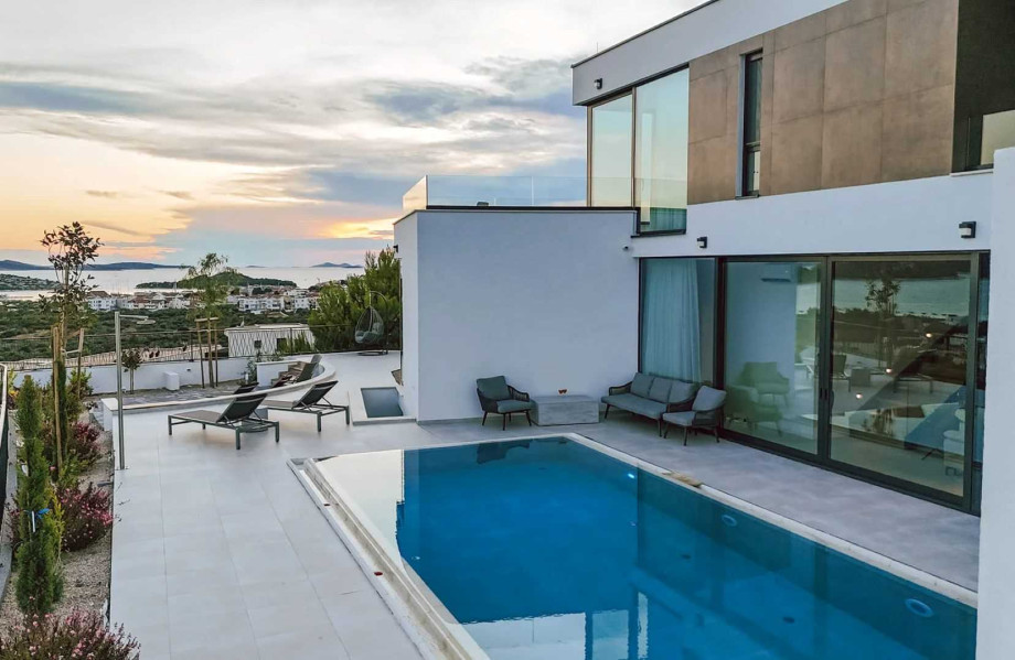 CROWONDER Villa Infinity with heated pool and sea view