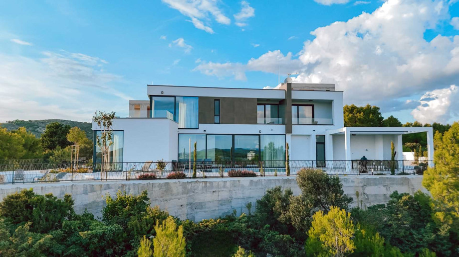 CROWONDER Villa Infinity with heated pool and sea view