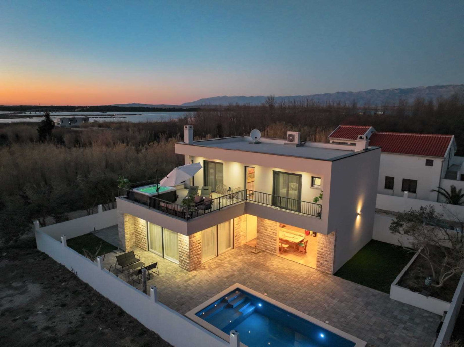 Crowonder Villa Bura with Heated Swimming Pool and Jacuzzi