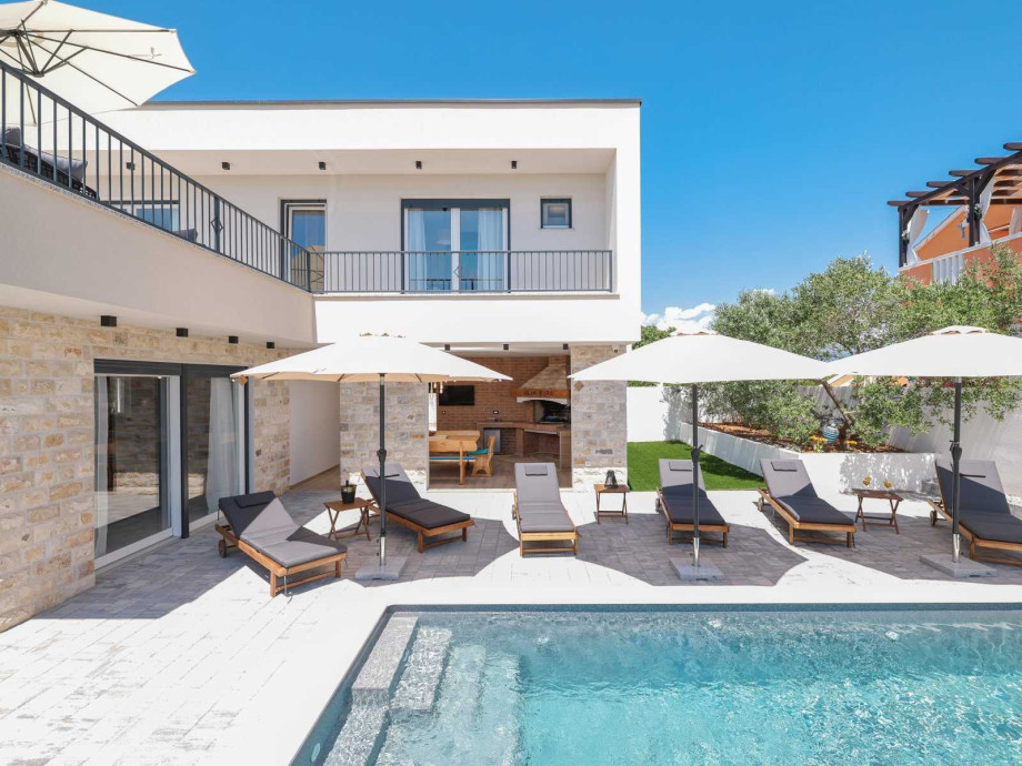 Crowonder Villa Bura with Heated Swimming Pool and Jacuzzi