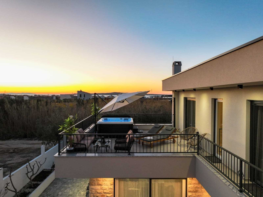 Crowonder Villa Bura with Heated Swimming Pool and Jacuzzi
