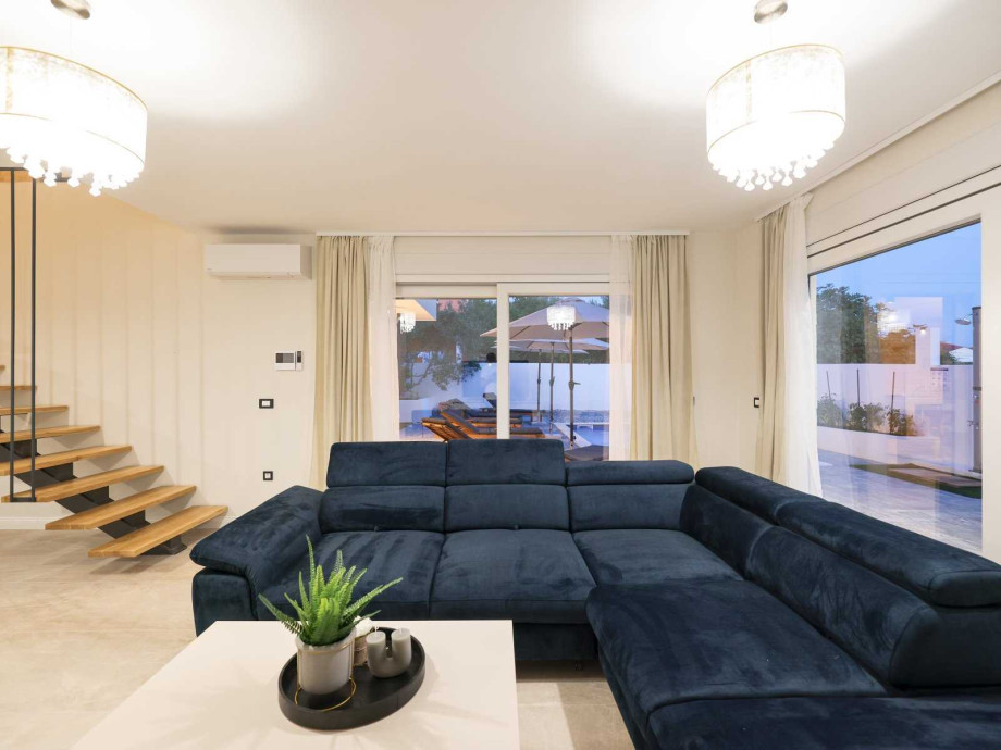 Crowonder Villa Bura with Heated Swimming Pool and Jacuzzi