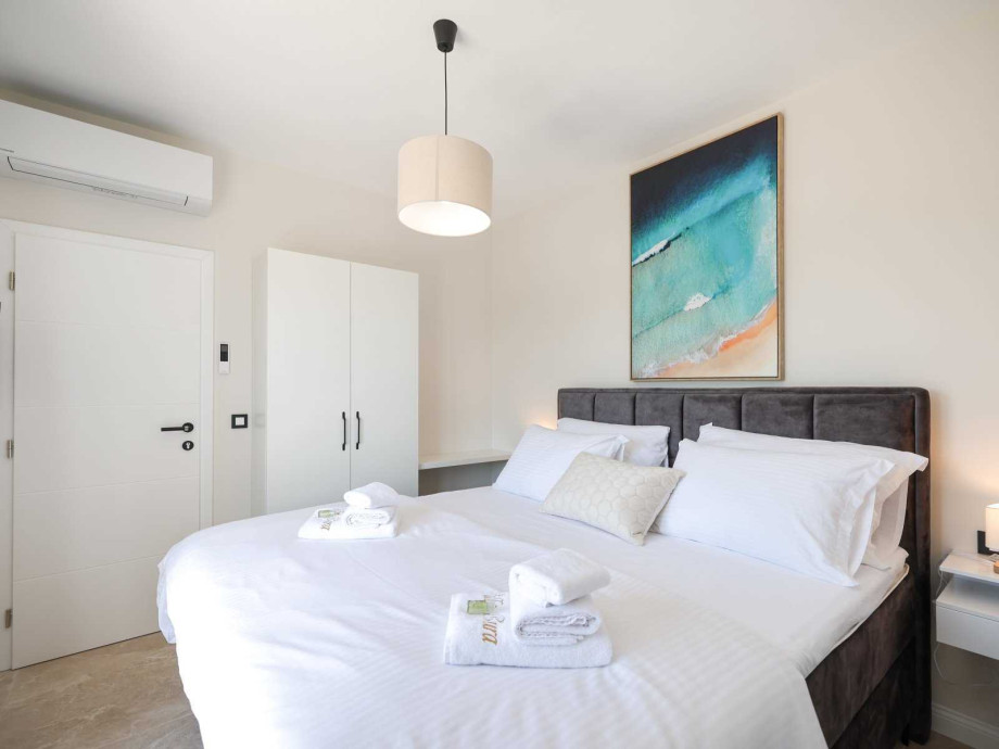 Crowonder Villa Bura with Heated Swimming Pool and Jacuzzi