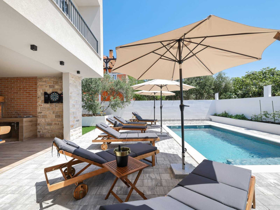 Crowonder Villa Bura with Heated Swimming Pool and Jacuzzi