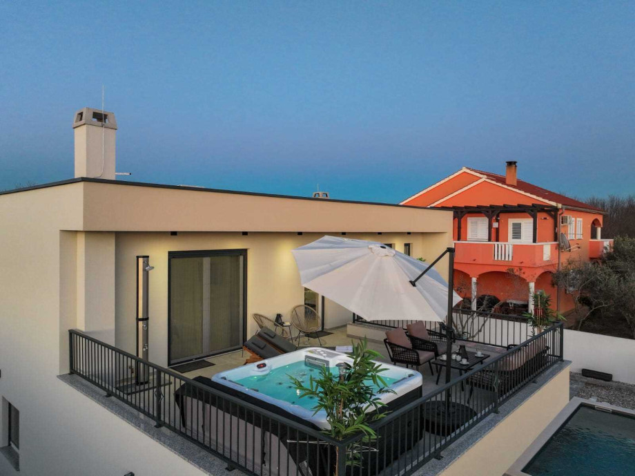 Crowonder Villa Bura with Heated Swimming Pool and Jacuzzi