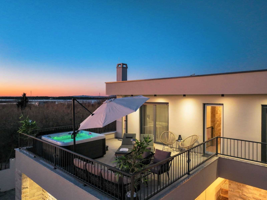 Crowonder Villa Bura with Heated Swimming Pool and Jacuzzi
