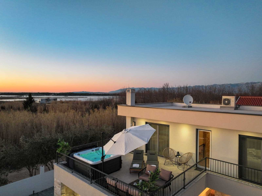 Crowonder Villa Bura with Heated Swimming Pool and Jacuzzi