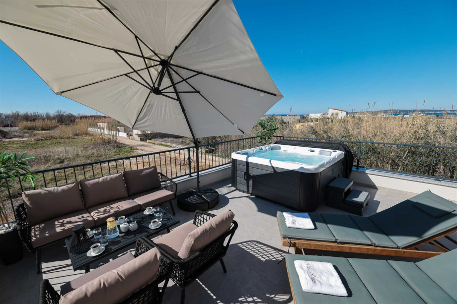 Crowonder Villa Bura with Heated Swimming Pool and Jacuzzi