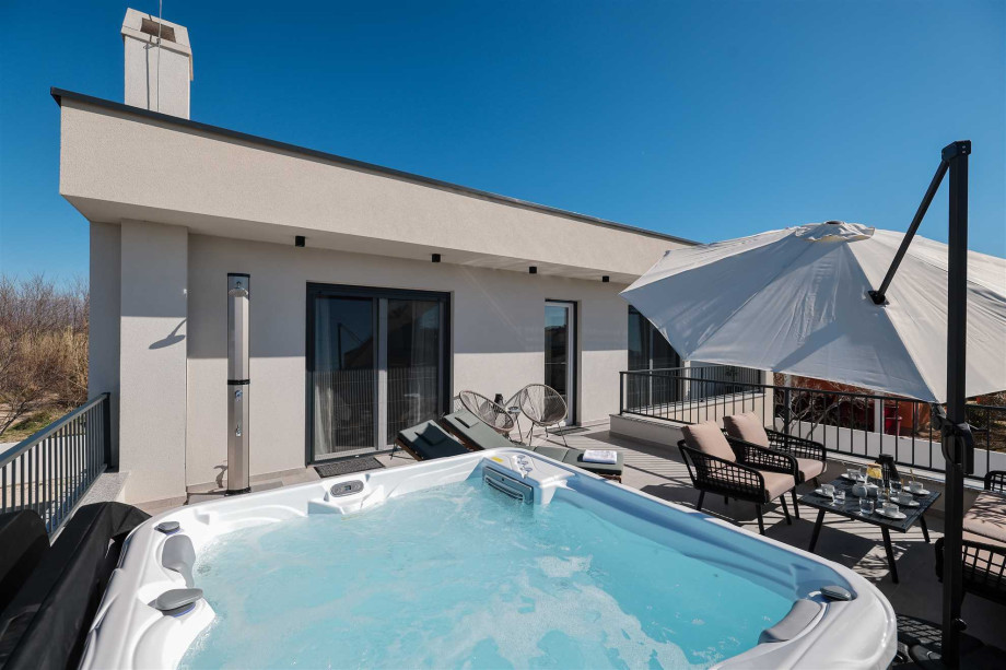 Crowonder Villa Bura with Heated Swimming Pool and Jacuzzi
