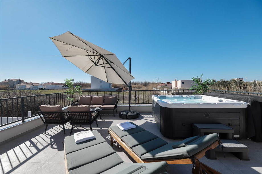 Crowonder Villa Bura with Heated Swimming Pool and Jacuzzi