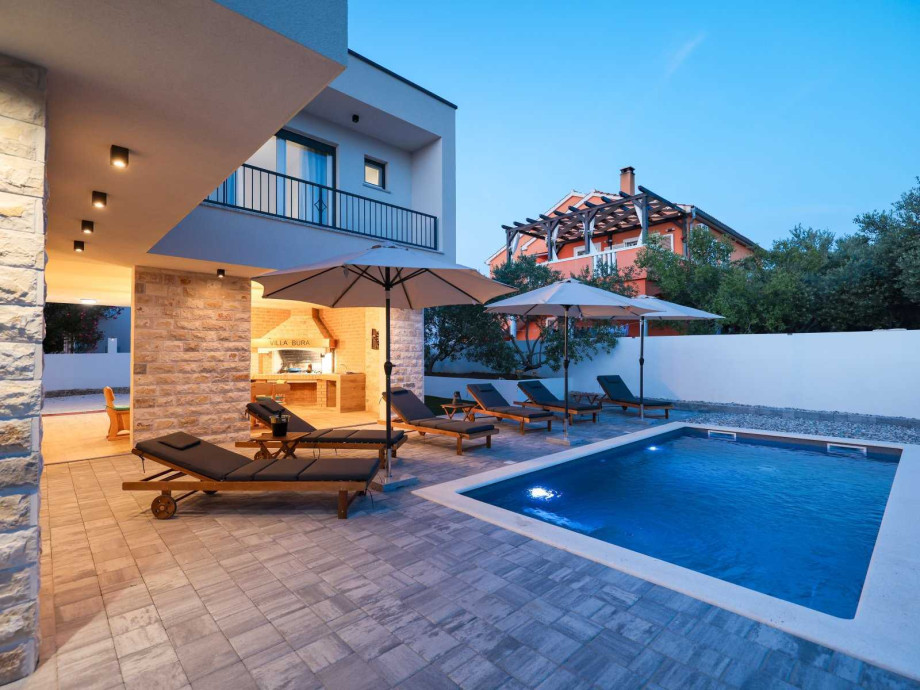 Crowonder Villa Bura with Heated Swimming Pool and Jacuzzi