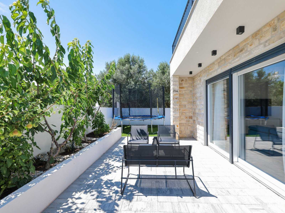 Crowonder Villa Bura with Heated Swimming Pool and Jacuzzi