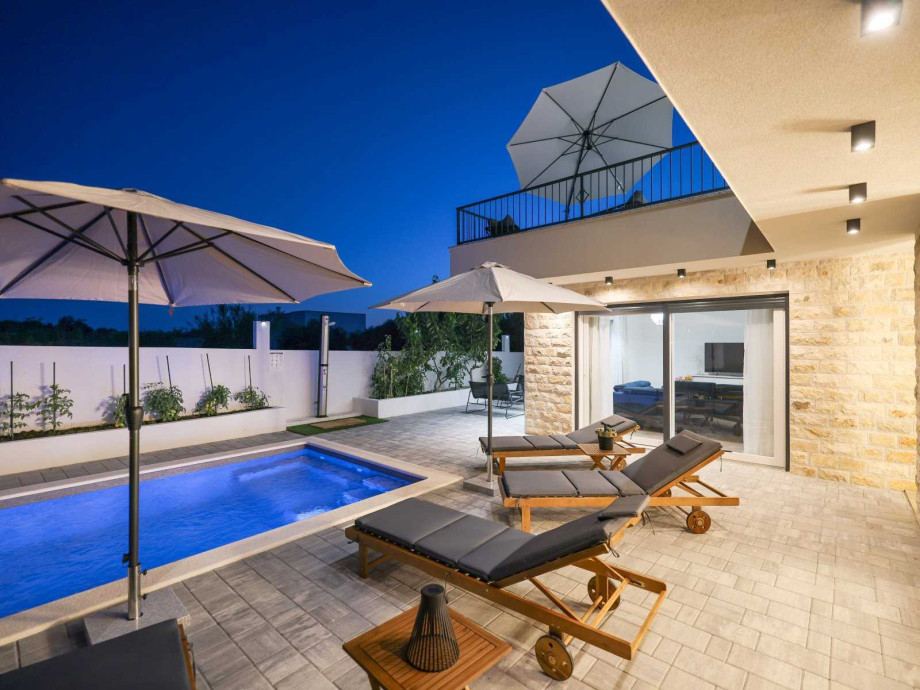 Crowonder Villa Bura with Heated Swimming Pool and Jacuzzi