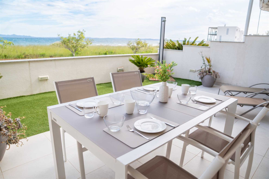 CROWONDER Beachfront Reiterer Villa V2 first line to the beach