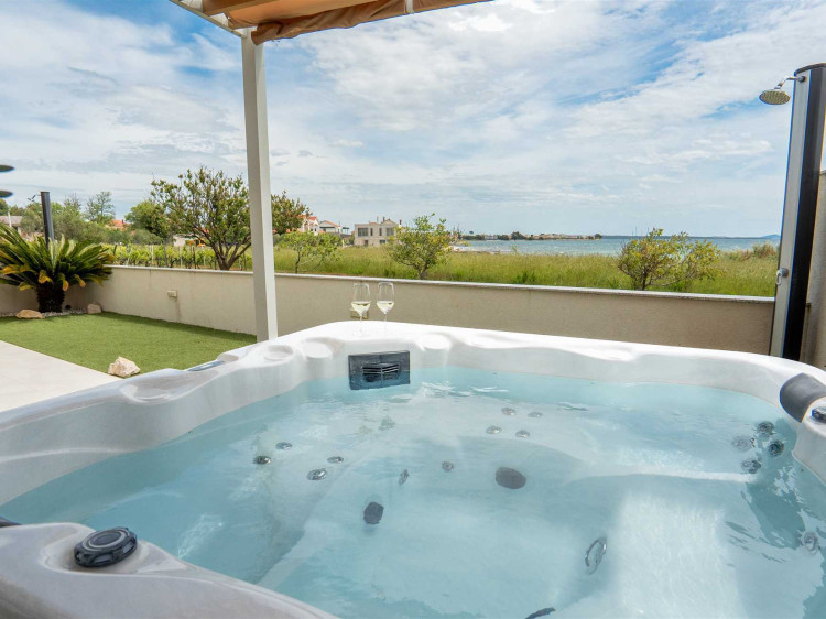 CROWONDER Beachfront Reiterer Vila V1 with Jacuzzi