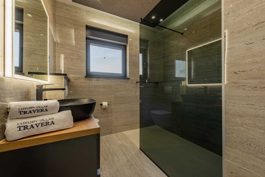 CROWONDER Villa Travera 1 with Heated Swimming Pool