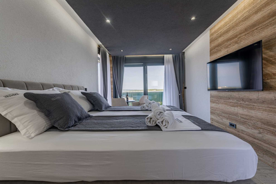 CROWONDER Villa Travera 1 with Heated Swimming Pool